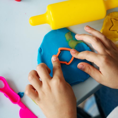 Pavilhão EPO realiza oficina gratuita de modelagem com massinha para a criançada, no domingo (26)