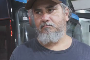 Brasileiro deportado dos EUA relata condições degradantes em voo e prisão