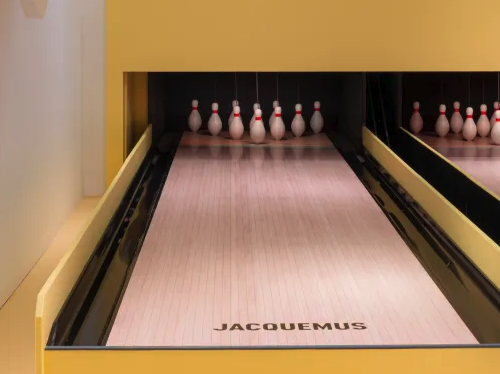 A Experiência Imersiva de Jacquemus e Neiman Marcus: A Nova Colaboração Que Está Transformando o Varejo de Luxo