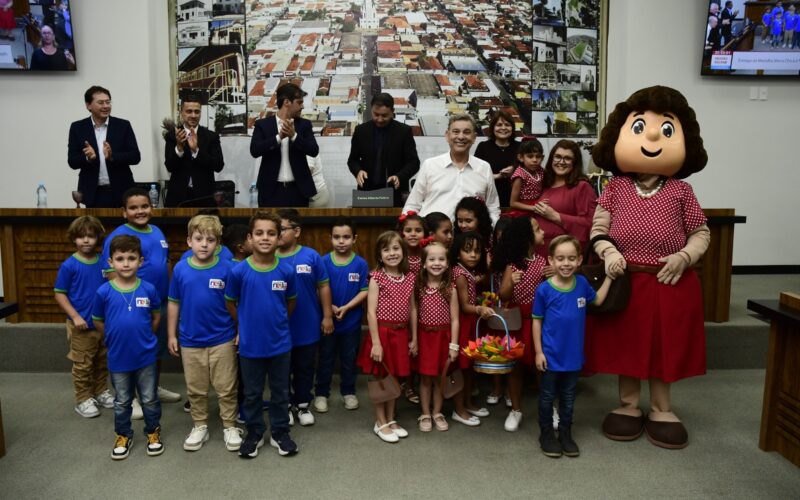 Cerimônia de entrega da Medalha Maria Chica homenageia legado de Dona Nelly Colnaghi