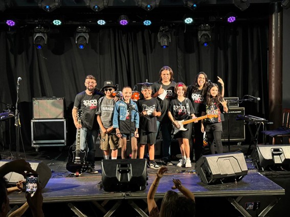 Alunos da School of Rock Juiz de Fora abrem Concerto de Natal no Cine-Theatro Central