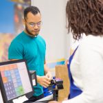Ponto de venda ganha protagonismo em 2026 com tecnologia e experiências personalizadas